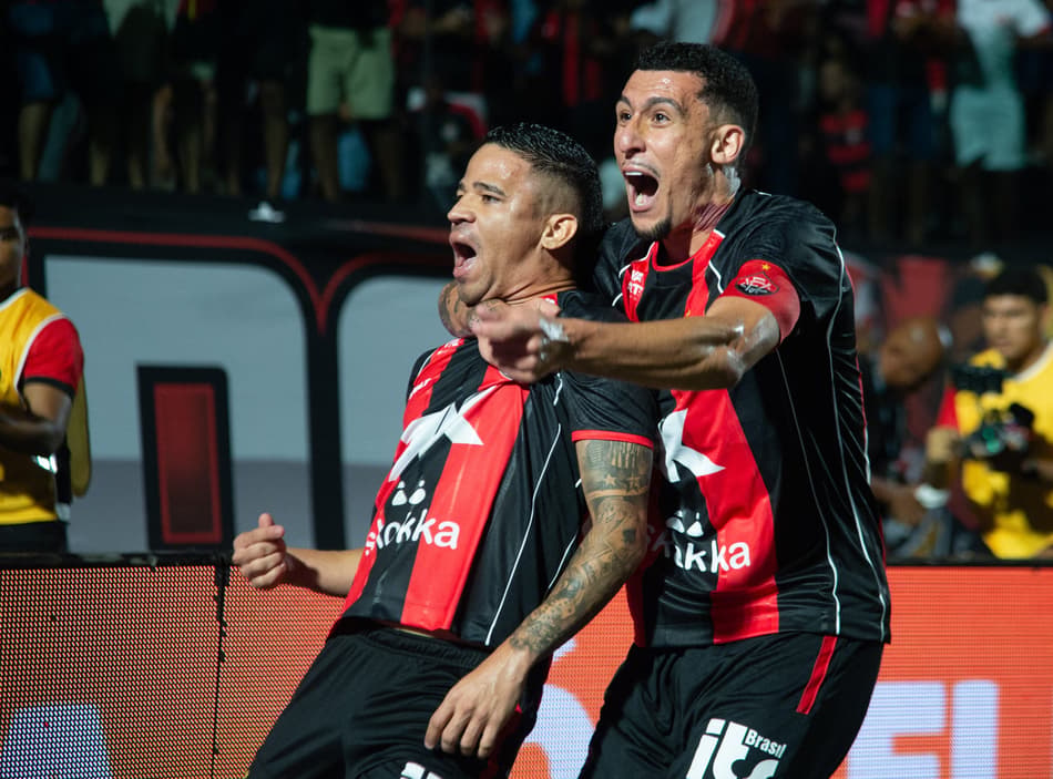 Jogadores do Vitória comemoram gol sobre o Flamengo na Copa do Brasil