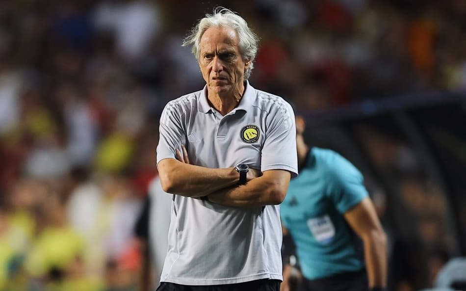 Jorge Jesus observa jogo entre Al-Nassr e Al-Ittihad, pela Supercopa Saudita