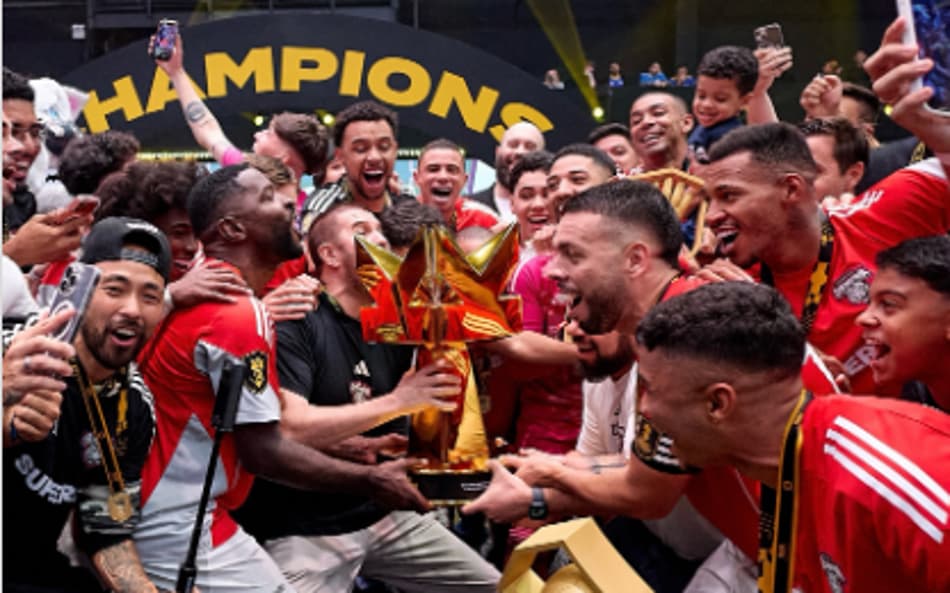 Jogadores e comissão do DesimpaiN comemoram título da Kings League Brasil