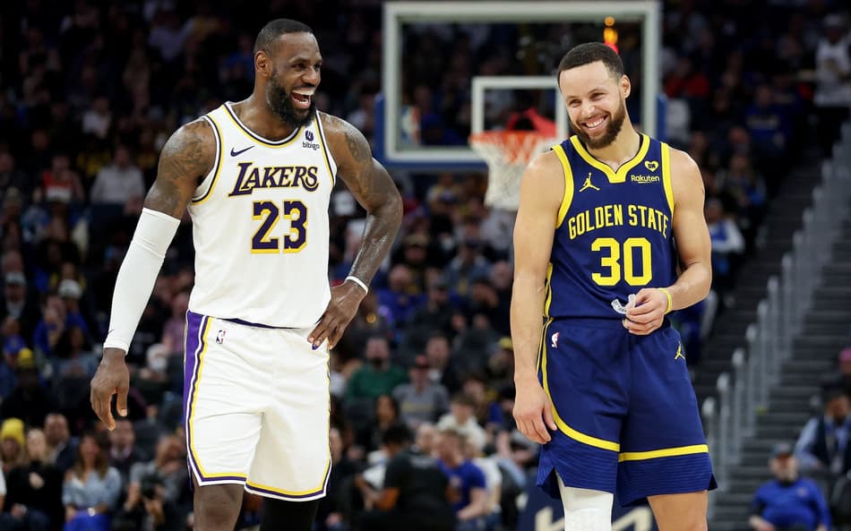 LeBron James e Stephen Curry durante jogo entre Los Angeles Lakers e Golden State Warriors, pela NBA (Foto: Ezra Shaw/AFP)