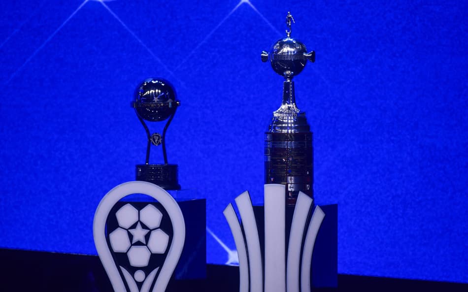 Taças da Sul-Americana e Libertadores são expostas em sorteio da Conmebol (Foto: Daniel Duarte / AFP)