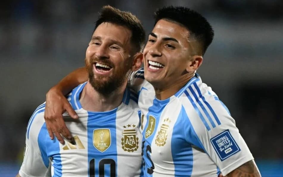 Lionel Messi abraça Thiago Almada em jogo da Argentina (Foto: Luis Robayo / AFP)
