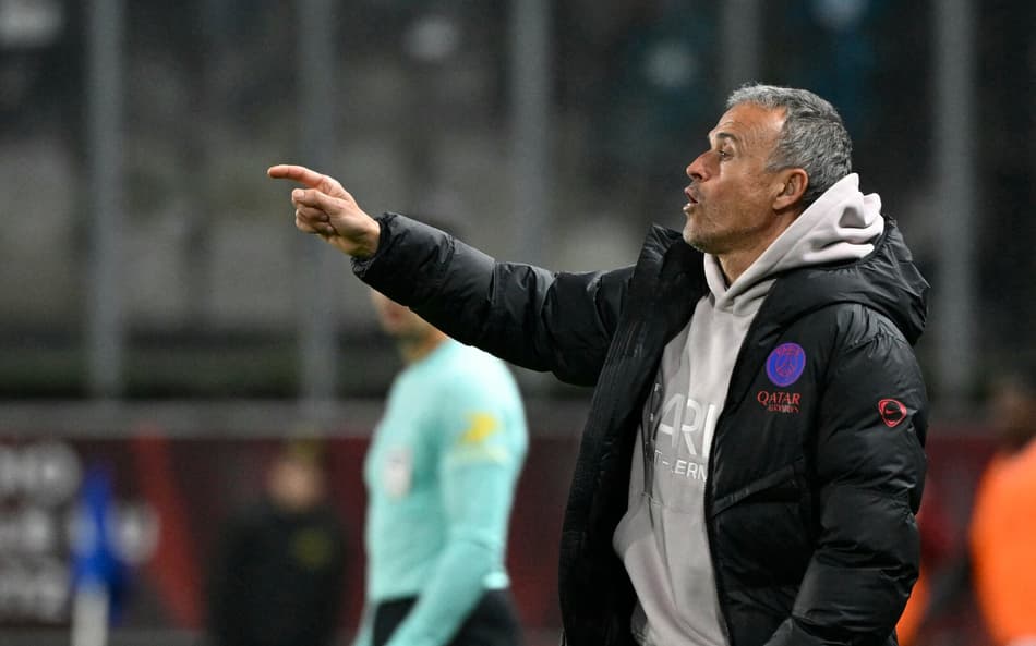 Luis Enrique orienta jogadores do PSG contra o Metz, pela Ligue 1
