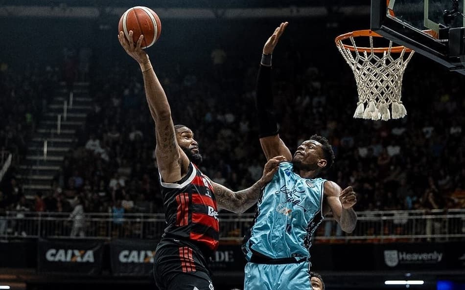 Cummings e Buiú travam disputa no jogo 4 de Brasília x Flamengo pelas quartas de final do NBB 25/26 (Foto: Matheus Maranhão / CAIXA Brasília)