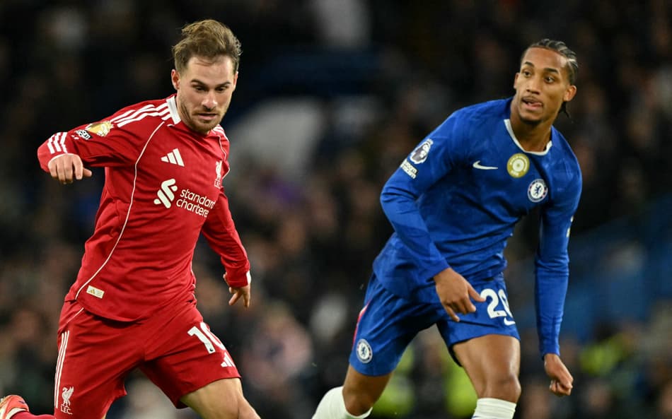 Mac Allister conduz a bola e é observado por João Pedro em Chelsea x Liverpool