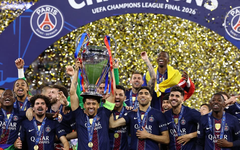 Marquinhos ergue taça de campeão da Champions League com a equipe do PSG