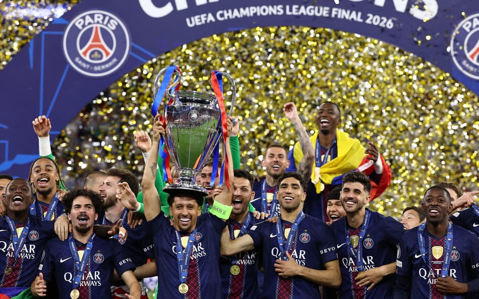 Marquinhos ergue taça de campeão da Champions League com a equipe do PSG