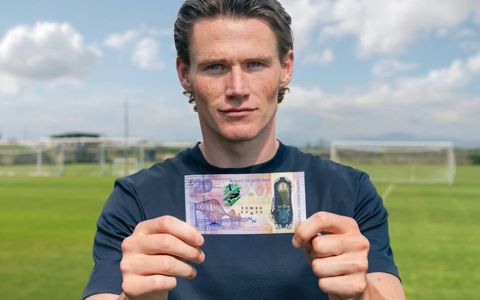 Meia da Escócia, McTominay segura nota de 20 libras produzida em sua homenagem