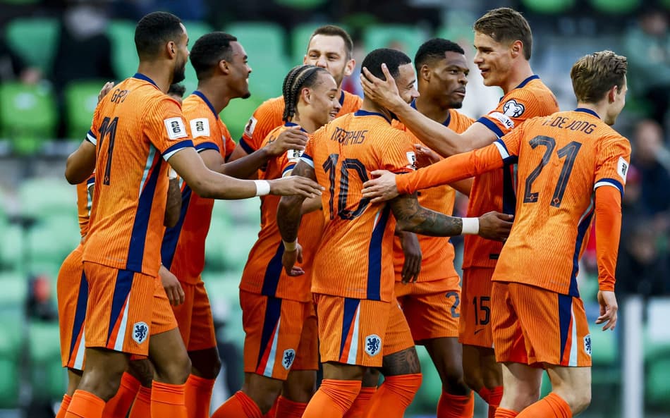 Memphis é festejado por companheiros da Holanda após marcar gol contra Malta