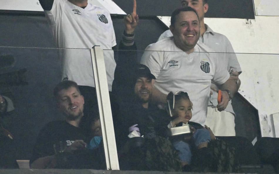 Neymar assistindo Santos e San Lorenzo