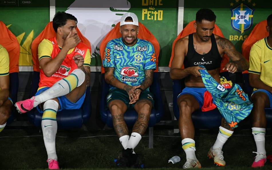 Lucas Paquetá, Neymar e Danilo conversam no banco de reservas do Brasil durante amistoos contra o Panamá