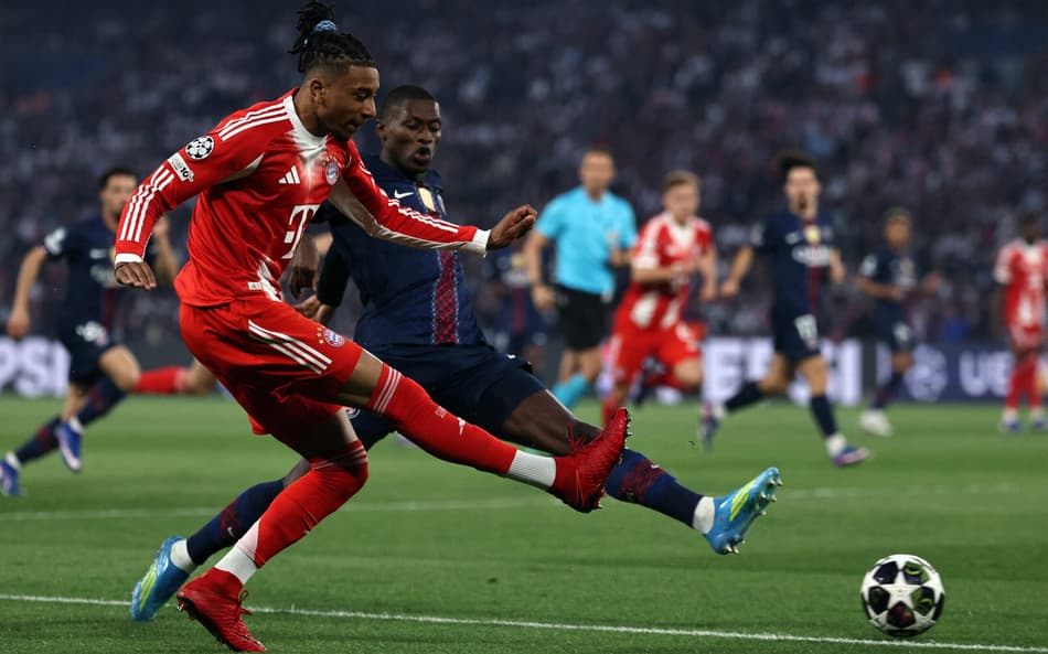 Olise e Nuno Mendes disputam bola em PSG x Bayern, na Champions League