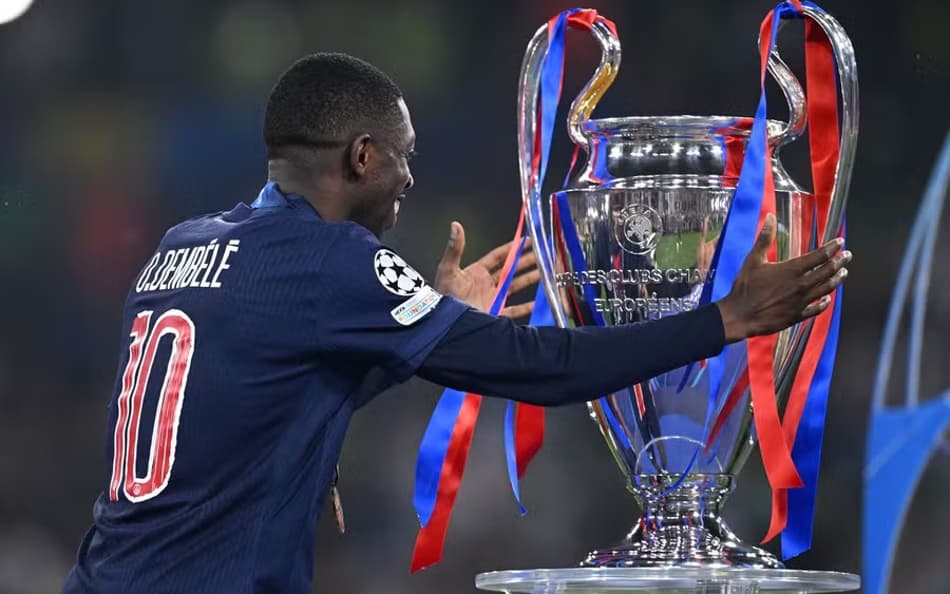 Ousamane Dembelé abraça troféu da última Champions League