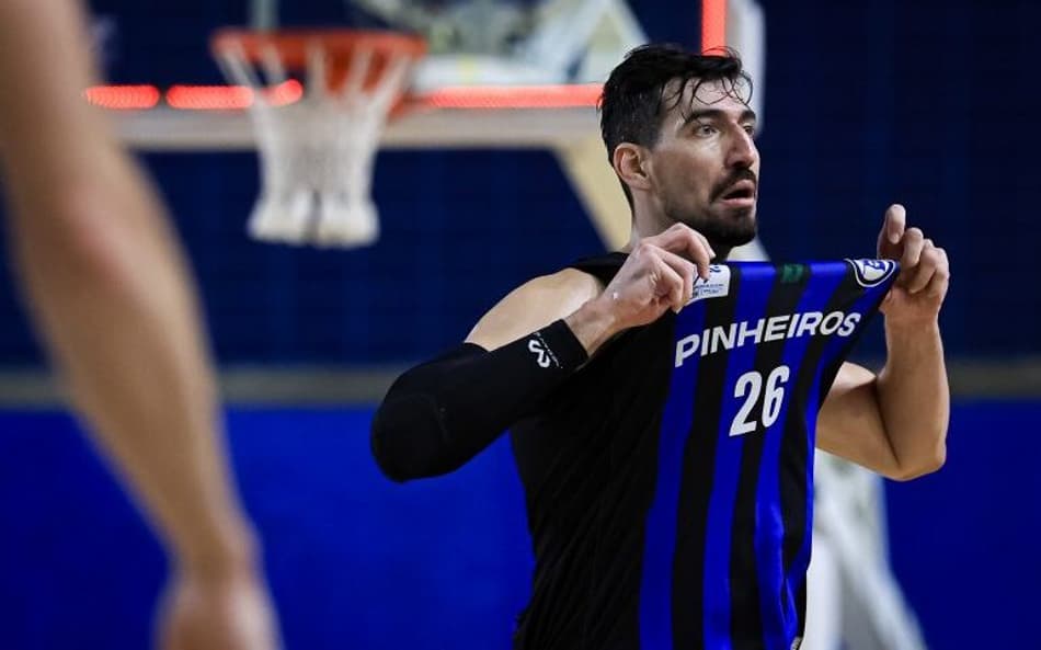 Pinheiros elimina o Corinthians e faz história no NBB