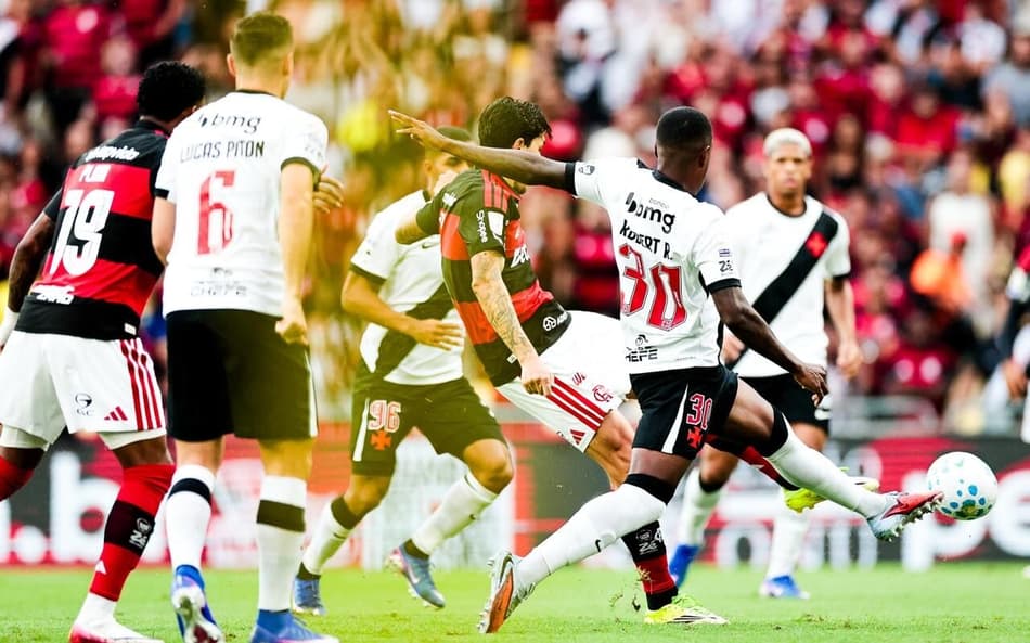 Pedro, do Flamengo, finaliza pressionado pelos defensores do Vasco (Foto: Gilvan de Souza / Flamengo)
