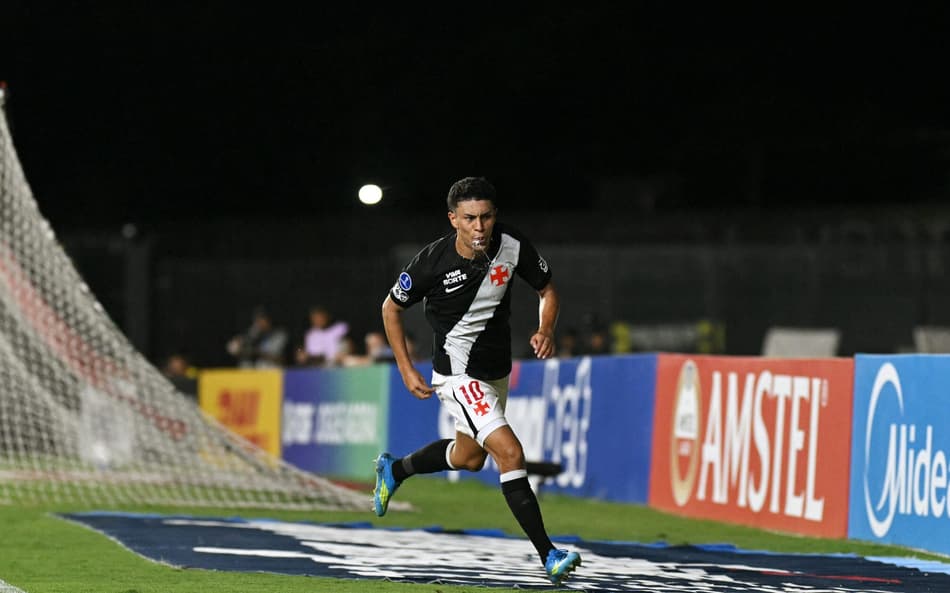 Rojas comemorando contra o Barracas