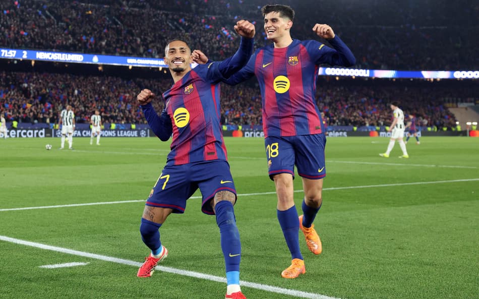 Raphinha comemora gol do Barcelona sobre o Newcastle, na Champions League