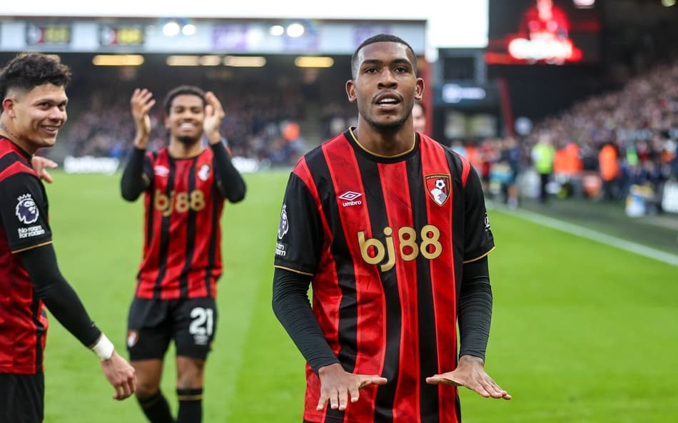 Rayan celebra gol marcado pelo Bournemouth contra o Aston Villa, pela Premier League