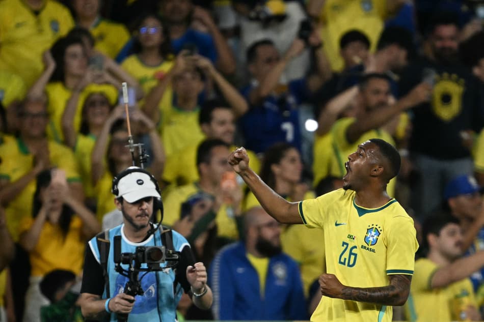 Rayan celebra seu primeiro gol pela Seleção Brasileira