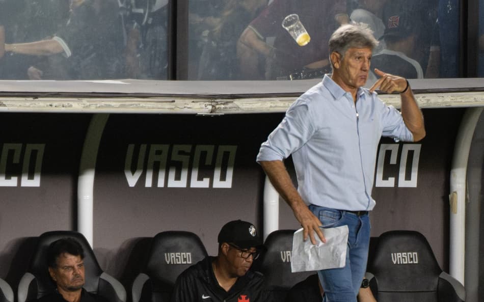 Renato Gaúcho é xingado e atingido por copos vindo das arquibancadas do Vasco
