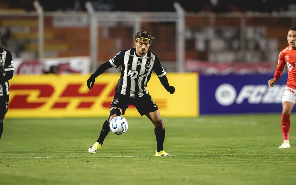 Scarpa contra o Cienciano (Foto: Pedro Souza / Atlético)