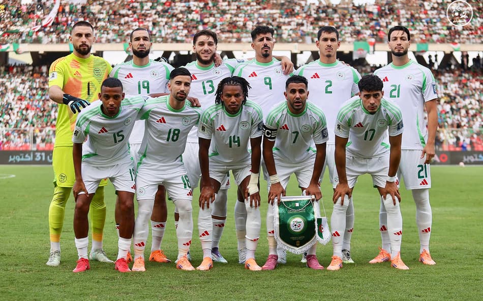 Seleção da Argélia perfilada antes do jogo contra a Somália, pelas Eliminatórias Africanas para a Copa do Mundo