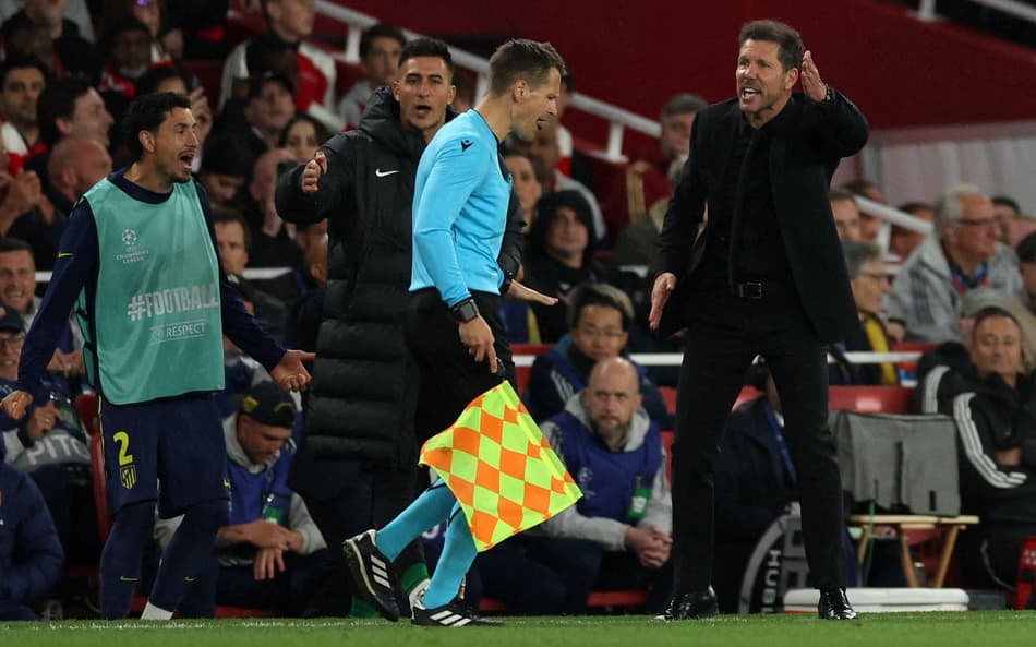 Simeone discute com assistente na beira do gramado na derrota do Atlético de Madrid para o Arsenal