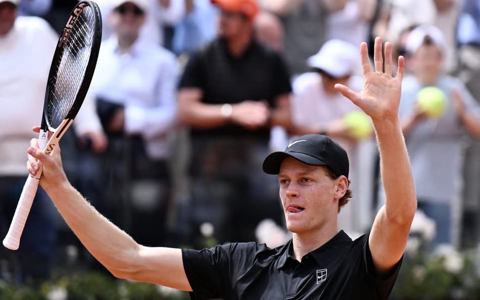 Sinner comemora vitória sobre Rublev com torcida no Foro Itálico de Roma (Foto: Tiziana FABI / AFP)
