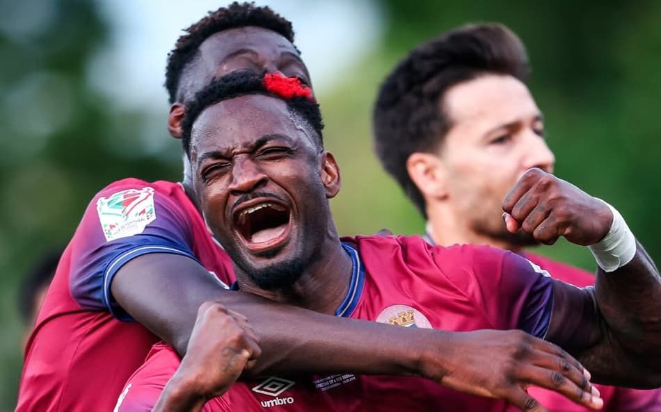 Jogador do Torreense ergue os punho cerrados e comemora o gol emocionado