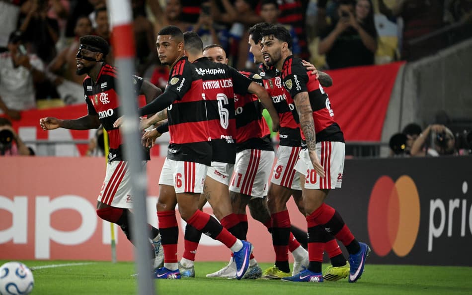 Time do Flamengo comemorando contra o Cusco (Foto: MAURO PIMENTEL / AFP)