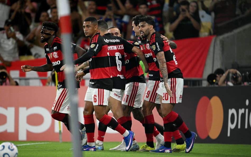 Time do Flamengo comemorando contra o Cusco