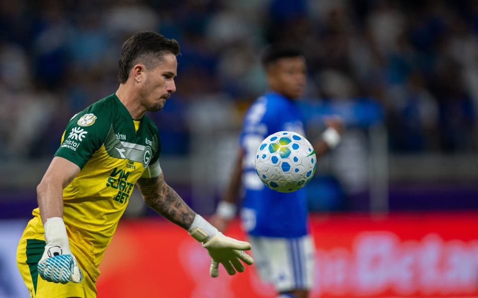 Tadeu sofre lesão e sai de ambulância em eliminação do Goiás na Copa do Brasil