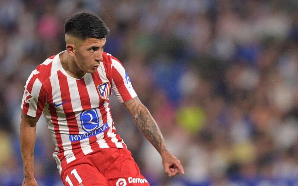 Thiago Almada, ex-Botafogo, em ação pelo Atlético de Madrid contra o Espanyol (Foto: Manaure Quintero/AFP)