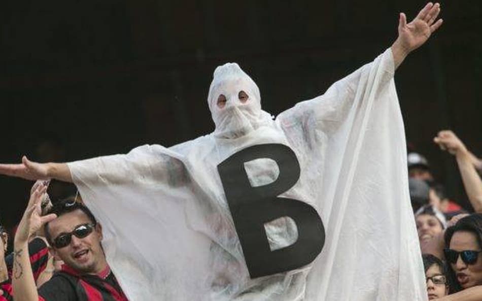 Torcedor fantasiado de 'fantasma do rebaixamento' no Brasileirão