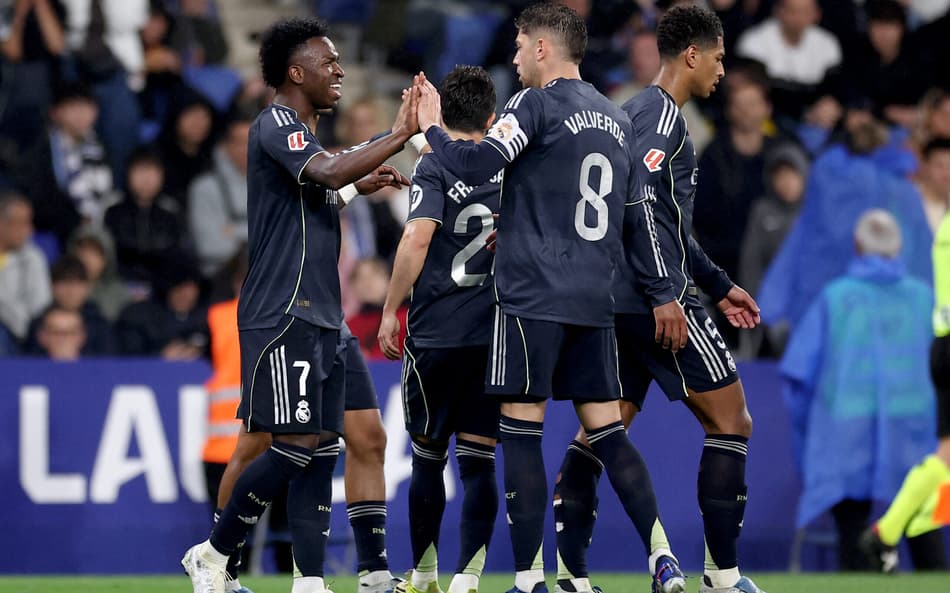 Vini Jr comemora com Valverde gol marcado pelo Real Madrid contra o Espanyol, pela La Liga