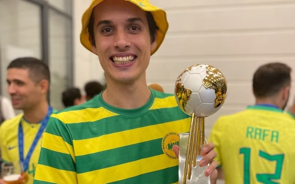 Lucas Callegari, torcedor do Movimento Verde Amarelo, com a taça da Copa do Mundo de Futsal (Foto: Arquivo Pessoal)