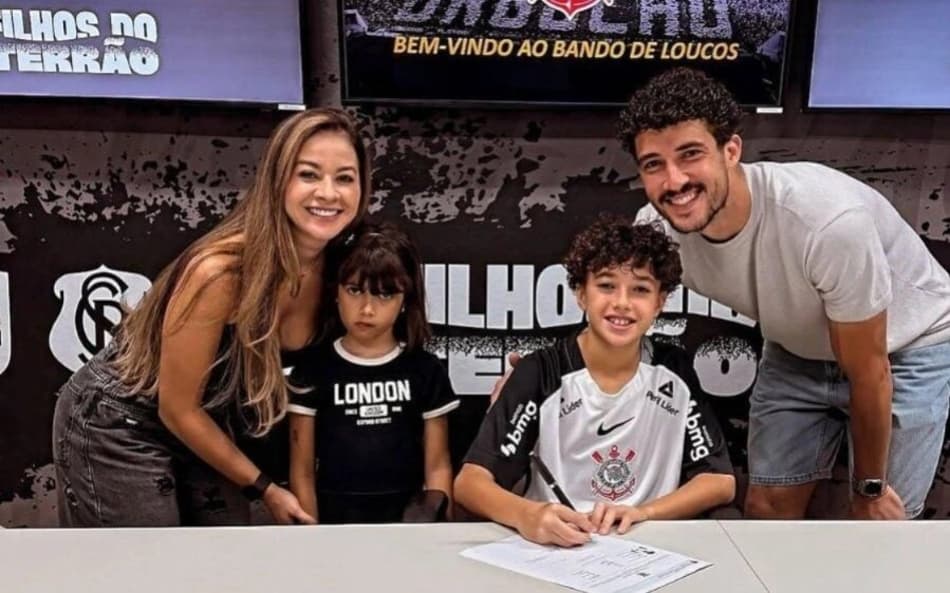 Bernardo Henrique assinou contrato de iniciação desportiva com o Corinthians (Foto: Reprodução/Instagram)