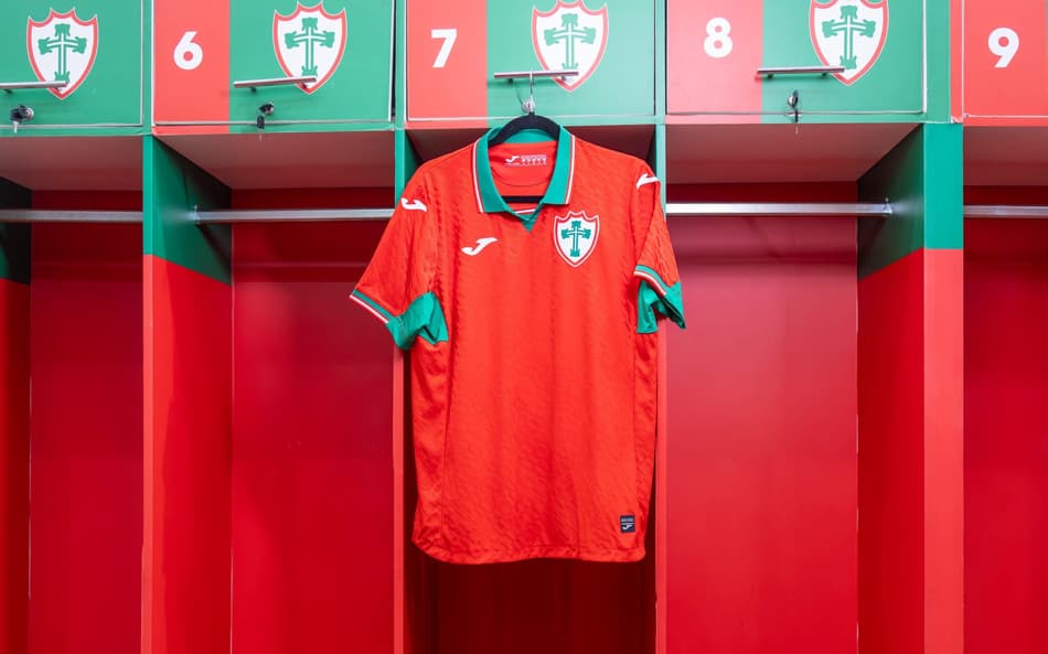 Portuguesa aposta em conexão com Portugal em lançamento de Camisa III