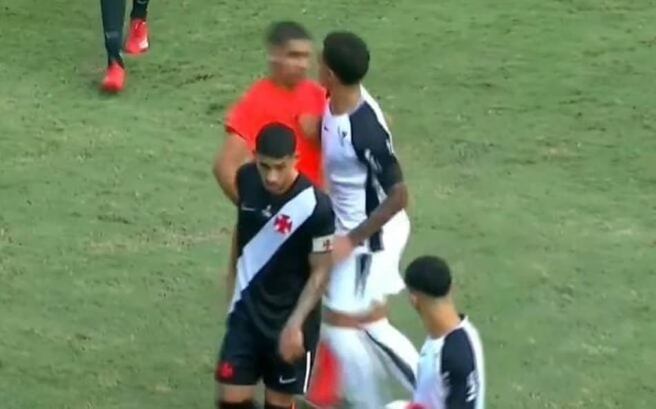 Capitão do Corinthians agride árbitro em partida do Brasileirão Sub-20; veja o vídeo