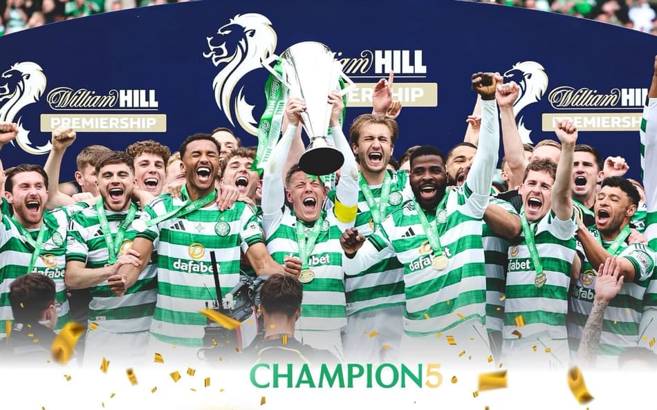 Jogadores do Celtic levantam taça de campeão da Escócia
