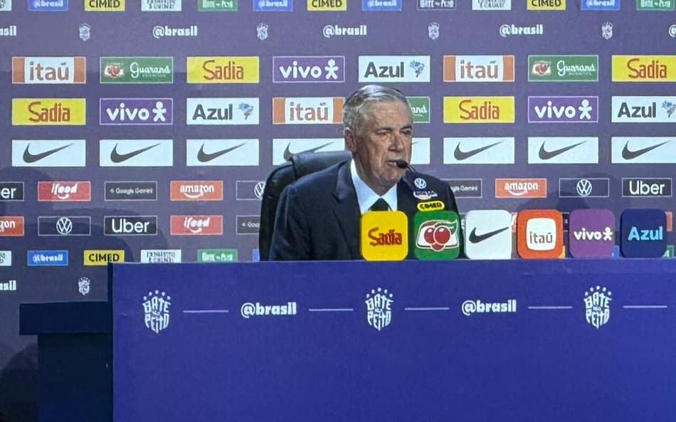 Ancelotti sentado na mesa da convocação