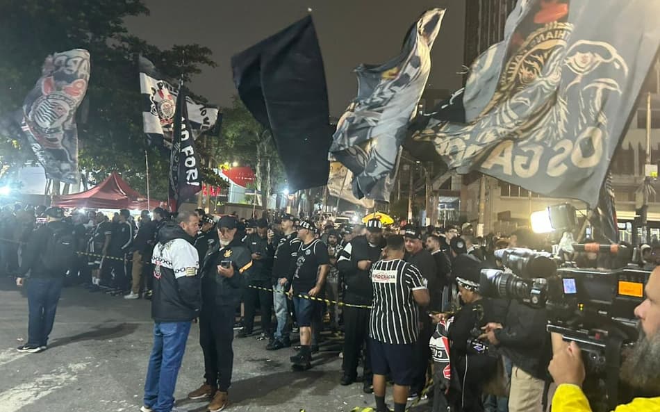 Torcida do Corinthians protesta em frente ao Parque São Jorge (Foto: Guilherme Lesnok/LANCE!)