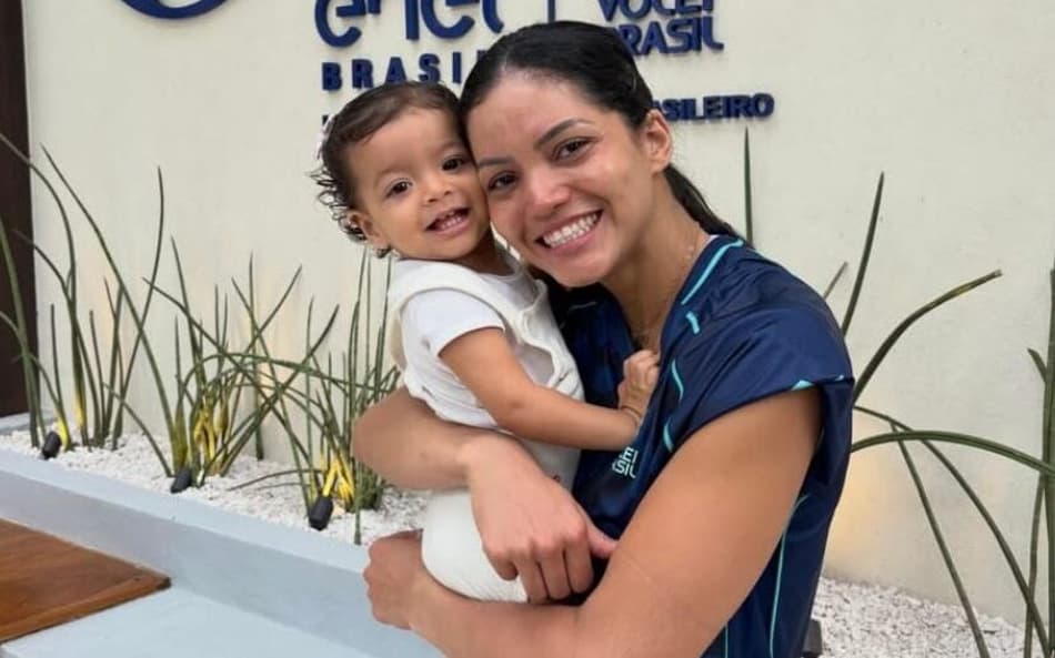 De volta à Seleção Brasileira, Nyeme leva filha aos treinos e à VNL