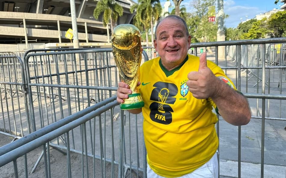 Torcedor exibe réplica de taça da Copa do Mundo no Maracanã (Foto: Lucas Bayer / Lance!)