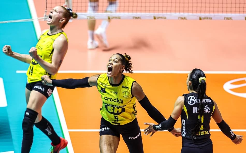 Jogadoras do Praia Clube comemoram ponto na final da Superliga Feminina de Vôlei