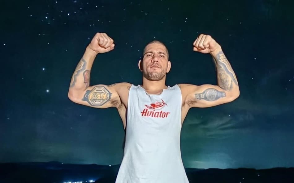O brasileiro Alex Poatan estreará na divisão dos pesos-pesados