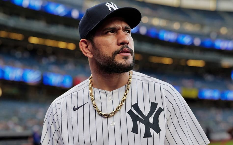 Ex-campeão do UFC, Alex Poatan em jogo do New York Yankees (Foto: Reprodução/X/MLB)