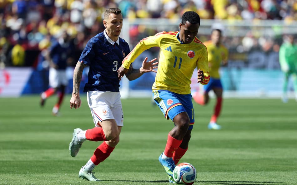 Arias, do Palmeiras, em ação no amistoso entre Colômbia e França (Foto: FRANCK FIFE / AFP)
