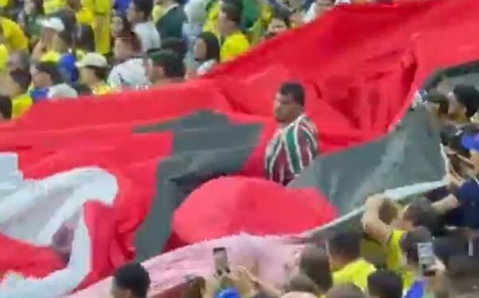 Brasil x Panamá: torcedor do Fluminense impede subida de bandeirão vermelho