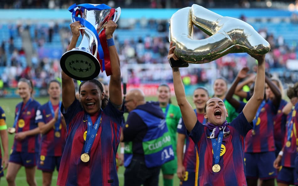 jogadoras do barcelona festejam título com taça e balão com o número 4